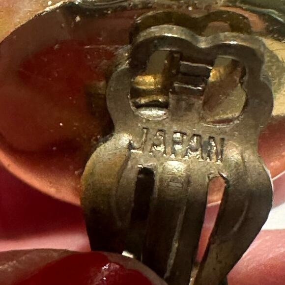 Lucite Flower with Pearl Clip on Earrings. Vintage - Picture 4 of 5